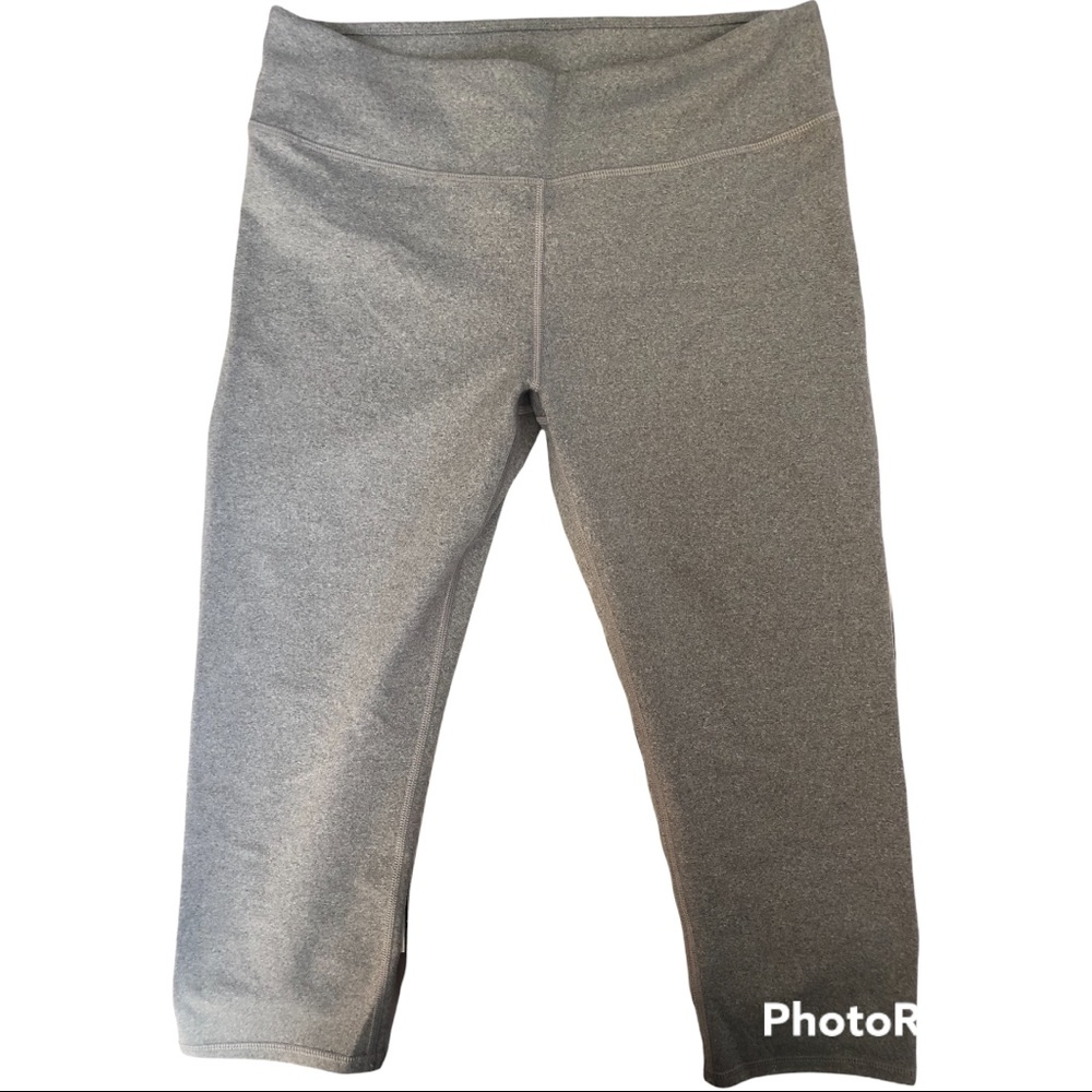 Fabletics NWOT Cropped Workout Leggings